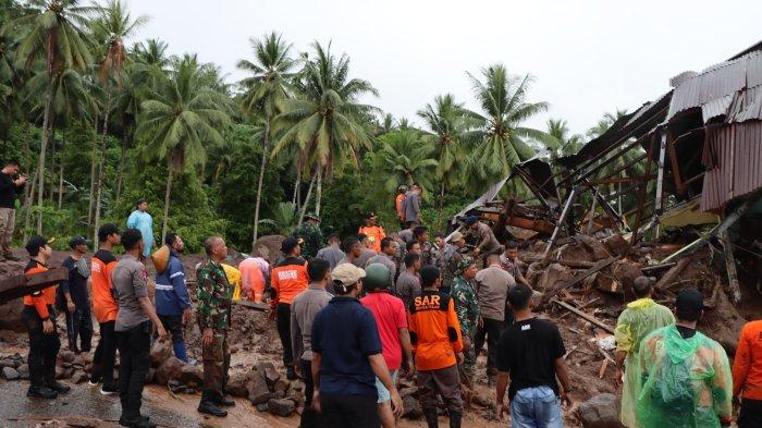 Evakuasi di salah satu rumah yang rusak akibat banjir bandang Kelurahan Rua, Ternate, Maluku Utara, Minggu (25/8/2024).