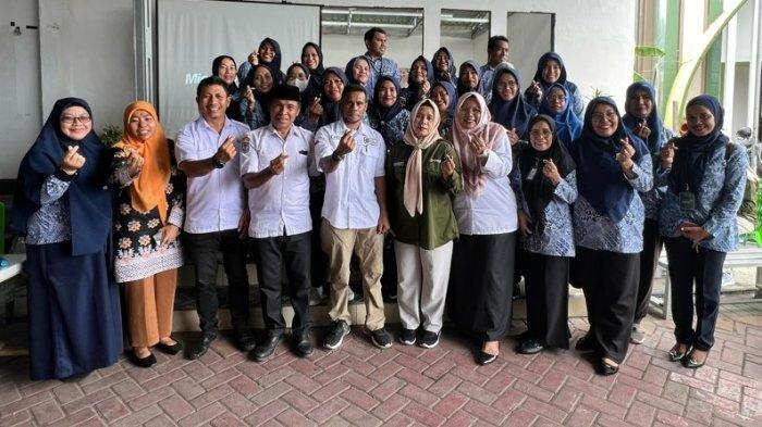 Foto bersama usai kegiatan pelayanan KB Gratis dan penyuluhan kesehatan reproduksi
