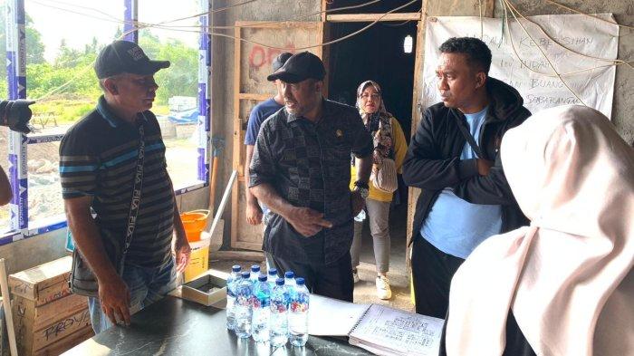 PROYEK: Ketua dan Wakil Ketua Komisi I DPRD Halmahera Selatan, Maluku Utara Munawir Bahar dan Iksan U. Basrah saat berdiskusi dengan pihak rekenan kerja proyek RSP Pulau Makian dalam agenda peninjauan, Sabtu (10/5/2025).