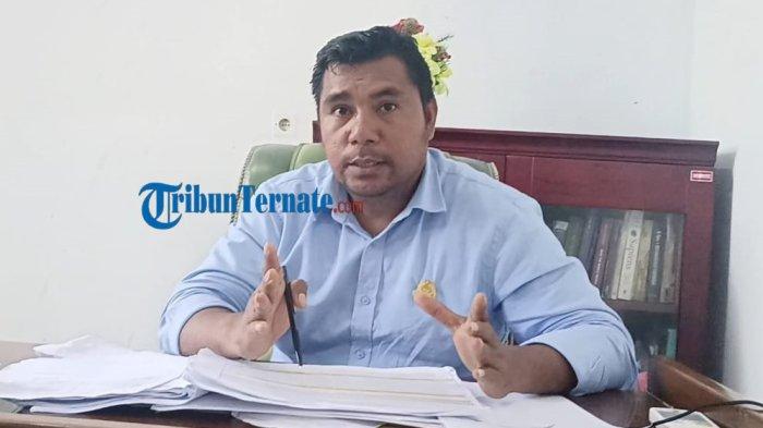 PROYEK: Ketua Komisi III DPRD Pulau Taliabu, Maluku Utara Budiman L Mayabubun beberkan permasalahan anggaran proyek pekerjaan pembangunan ISDA. Foto: La Ode Havidl