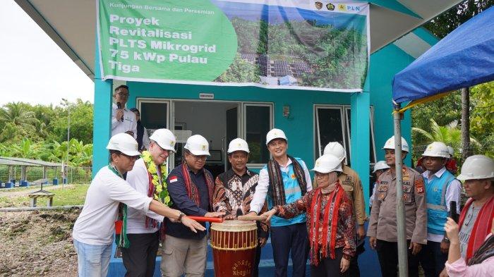 PROGRAM: Peresmian secara simbolik oleh PLN UIW MMU bersama mitra kerja Direktorat Jenderal Energi Baru dan Terbarukan dan Konservasi Energi (EBTKE), Badan Perencanaan Pembangunan Nasional dan perwakilan Pemerintah Selandia Baru
