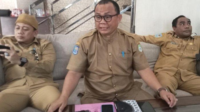 JABATAN: Sekretaris Dinas Pertanian Maluku Utara Mukhtar Husen (tengah) pada sesi jumpa pers, Selasa (17/12/2024)