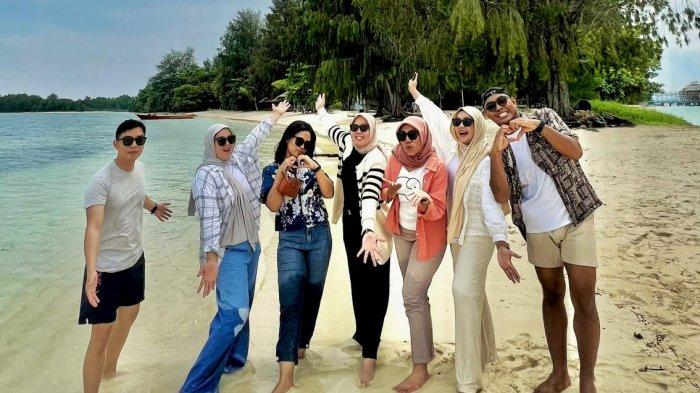 SPOT: Wisatawan nusantara (Wisnus) saat berkunjung di Pulau Dodola, salah satu spot wisata favorit di Pulau Morotai, Maluku Utara