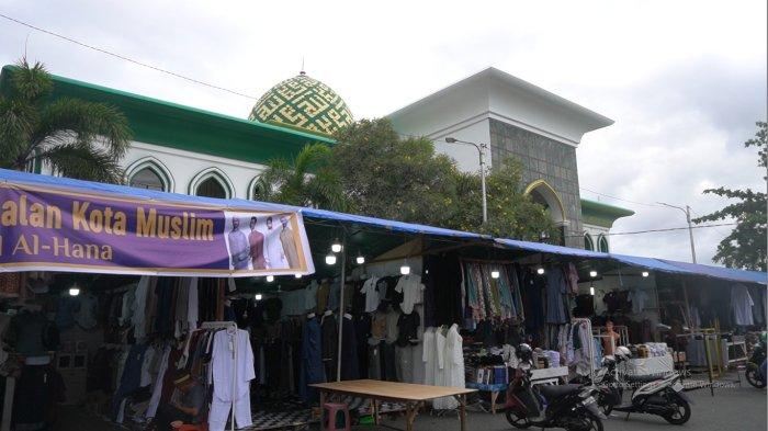 Pusat belanja busana muslim sambil ngabuburit di samping Masjid Al-Munawwar Ternate, Kecamatan Kota Ternate Tengah, Maluku Utara, Jumat (16/3/2024).