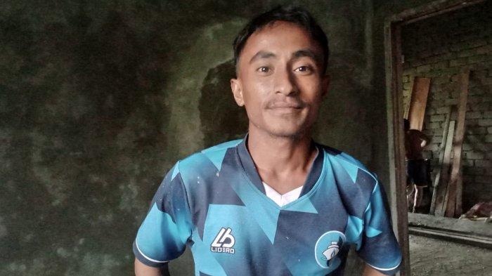Rafdi Marajabesi saat ditemui TribunTernate.com di tempat kerjanya di Kelurahan Dowora Kota Tidore Kepulauan, minggu (5/3/2023) Rafdi merupakan Anak Wakil Wali Kota Tidore Kepulauan yang berprofesi sebagai kuli bangunan