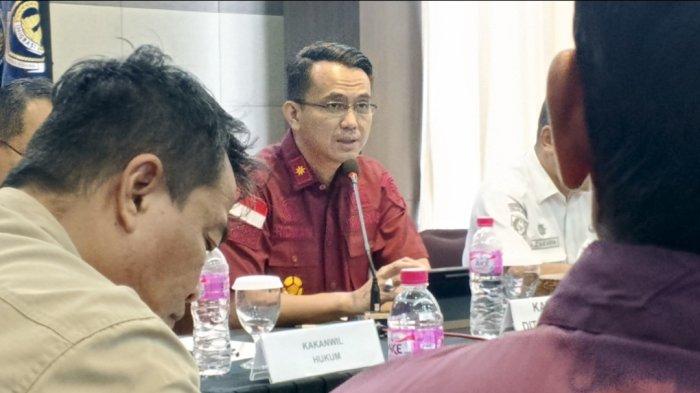 TUGAS: Kakanwil Dirjen Imigrasi Maluku Utara Mohammad Ridwan saat memaparkan bentukan program petugas imigrasi pembina desa (Pimpasa), Rabu (23/7/2025)