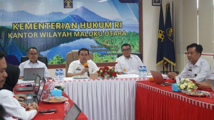 KINERJA: Suasana rapat evaluasi pembangunan zona integritas wilayah bebas dari korupsi (WBK) dan menunu wilayah birokrasi bersih dan melayani (WBBM) yang dipimpin Kakanwil Kemenkum Malut Budi Argap Situngkir, Rabu (2/7/2025)