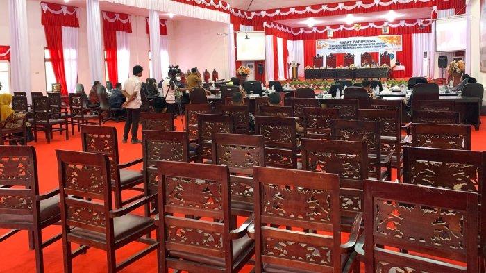 AGENDA: Suasana berlangsungnya rapat paripurna DPRD Halmahera Selatan, Maluku Utara, dengan agenda penyampaian keputusan pimpinan DPRD tentang rekomendasi hasil reses masa sidang I tahun 2025, Senin (14/4/2025).