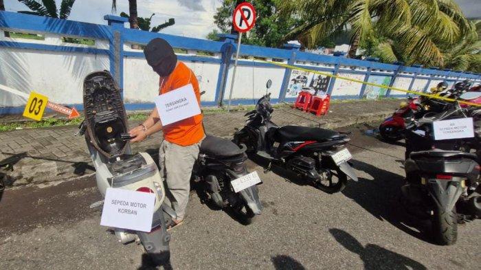 PENCURIAN - Satreskrim Polres Ternate bersama JPU Kejaksaan Negeri Ternate melaksanakan rekonstruksi kasus pencurian handphone di lingkungan PPN jalan Inpres, Kelurahan Mangga Dua, Kecamatan Ternate Selatan, Sabtu (17/5/2025).