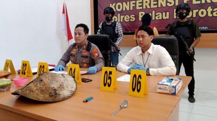 HUKUM: Polres Pulau Morota gelar konferensi pers, saat pelaku penghilangan nyawa ditangkap, Kemarin Jumat (17/3/2023). Dilakukan reka ulang, Kapolres Pulau Morotai, AKBP Agung Reza Pratidina didampingi Kasat Reskrim polres Pulau, IPDA Muhammad Andy Kurniawan mengatakan, dalam reka ulang terdapat 29 titik yang diperagakan Pelaku, Sabtu (18/3/2023)