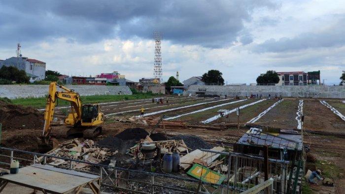 Suasana renovasi lapangan Stadion Gelora Kie Raha Ternate
