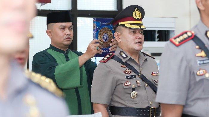 JABATAN: Salah satu pejabat yang diambil sumpah, sertijab ini dipimpin oleh Kapolda Maluku Utara Brigjen Pol Waris Agono, Senin (24/3/2025).