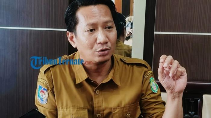 KEBIJAKAN: Kepala Bappeda Maluku Utara Muhammad Sarmin S Adam saat menjelaskan pentingnya pembangunan ruas jalan penghubung dari Sofifi ke Kulo hingga ke Maba kepada wartawan, Selasa (29/7/2025)