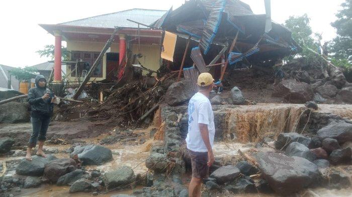 Terlihat rumah warga Kelurahan Rua yang rusak usai diterjang banjir bandang pagi tadi.