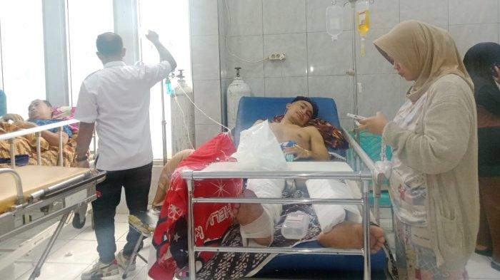 INSIDEN: Ryan Azur Sakti Ali sedang terbaring di tempat tidur RSUD Chasan Boesoirie Ternate, Senin (3/2/2025). Ia merupakan salah satu korban selamat pada insiden meledaknya kapal Basarnas Ternate