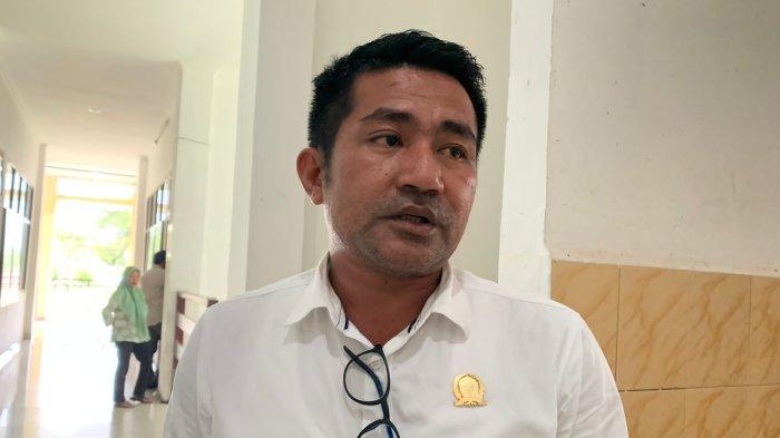 PARLEMEN: Wakil Ketua DPRD Kabupaten Halmahera Selatan, Safri Talib ketika menjelaskan usulan SK pelantikan tiga pimpinan DPRD, Jumat (3/1/2025).