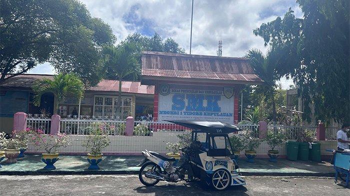 Tampak depan SMK Negeri 1 Tidore Kepulauan. Para Guru PNS membuat surat pengaduan untuk Pj Gubernur Malut agar melakukan evaluasi kinerja terhapad Kepala Sekolah Ali Djumati, karena diduga melakukan tindakan diskriminasi.