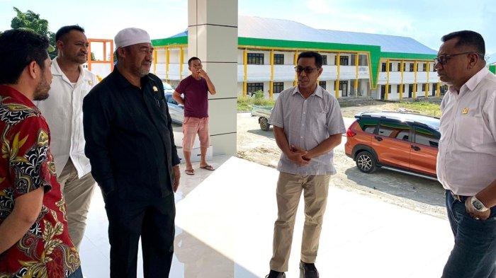 PROYEK: Ketua Komisi I DPRD Halmahera Selatan, Maluku Utara, Munawir Bahar (kameja hitam) bersama sejumlah anggotanya ketika meninjau SMP Negeri Saruma Unggulan, Jumat (9/5/2025)