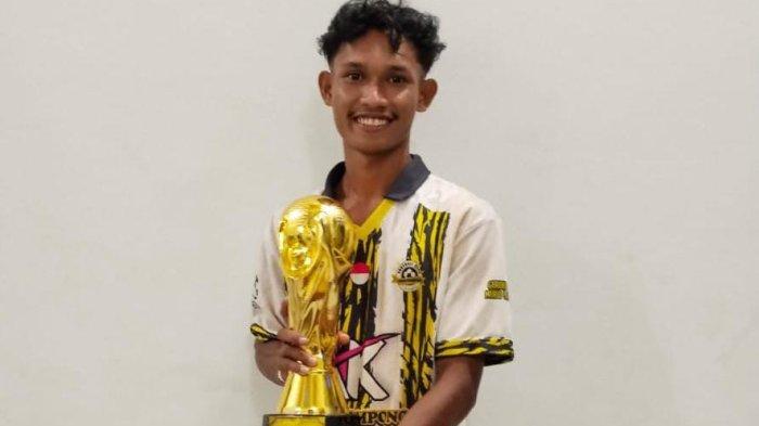 TURNAMEN: Sahrun Sangadji, pemain Tim Woyo FC pada Turnamen Bupati CUP Taliabu 2025, Kamis (8/5/2025)