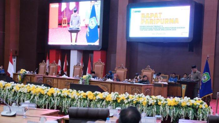 Sambutan Pj Gubernur Maluku Utara, Samsuddin A Kadir, dalam paripurna pengesahan APBD tahun anggaran 2025.