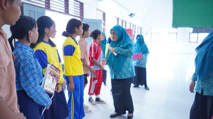 HUT: Ketua TP PKK Halmahera Timur, Maluku Utara Hj Sitinur Ubaid berjabat tangan dengan siswa/siswi SMP se-Kecamatan Maba, Sabtu (17/5/2025)