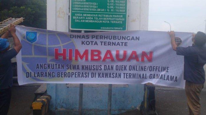 AKTIVITAS: Petugas Dishub Kota Ternate, Maluku Utara mencabut sebuah baliho imbauan di kawasan Terminal Gamalama, Kamis (8//5/2025)