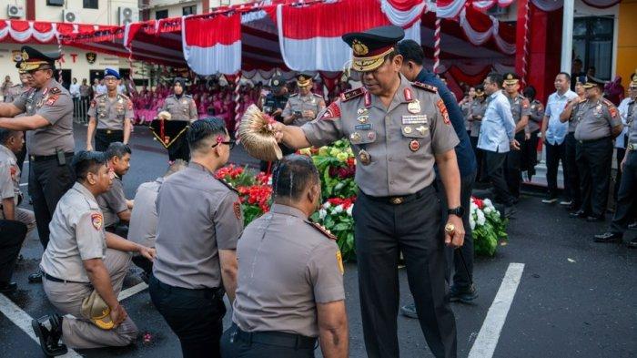 JABATAN: Prosesi/tradisi naik pangkat yang dilakukan Kapolda Maluku Utara Irjen Pol Waris Agono, Selasa (1/7/2025)