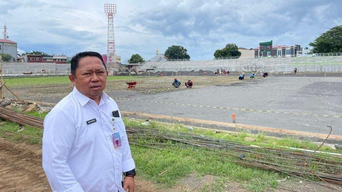 TINJAU: Sekda Kota Ternate, Maluku Utara, Rizal Marsaoly saat tinjau renovasi Stadion Gelora Kie Raha Ternate, Rabu (19/6/2024)