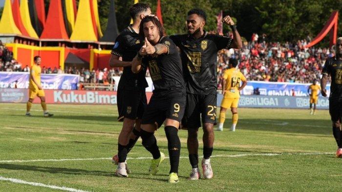 KOMPETISI: Selebrasi gol pemain Malut United Diego Martinez usai menjebol gawang Semen Padang pada laga lanjutan Liga 1 2024-2025 pekan ke 21