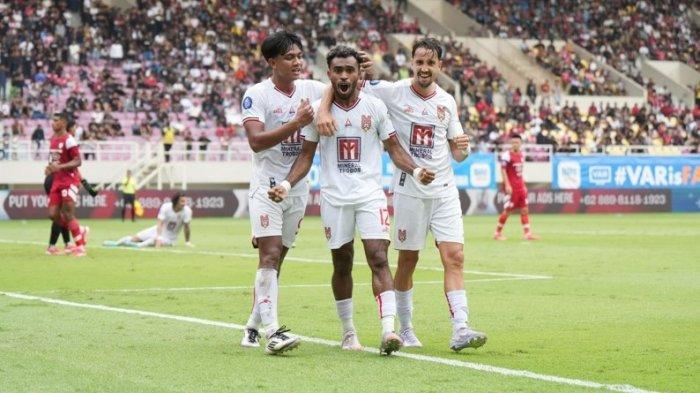 KOMPETISI: Selebrasi gol winger Malut United Yakob Sayuri (tengah) usai menjebol gawang Persis Solo pada laga lanjutan Liga 1 2024-2025 pekan ke 28 di Stadion Manahan, Solo, Sabtu (12/4/2025)