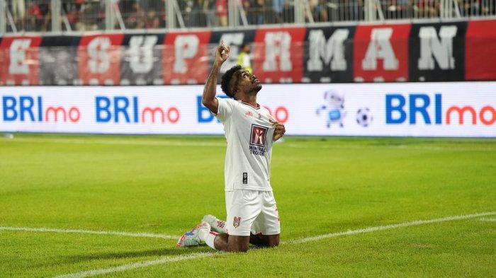 KOMPETISI: Selebrasi gol bintang Malut United Yance Sayuri ke gawang PSIS Semarang pada lanjutan Liga 1 2024-2025 pekan ke 33 di Stadion Gelora Kie Raha, Ternate, Maluku Utara, Jumat (16/5/2025). Laga ini berkesudahan 5-1 untuk kemenangan Laskar Kie Raha