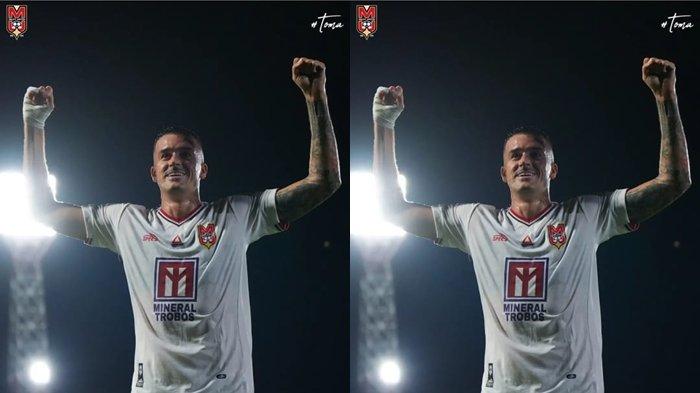 KOMPETISI: Selebrasi gol bek Malut United Chechu Meneses ke gawang PSIS Semarang pada lanjutan Liga 1 2024-2025 pekan ke 33 di Stadion Gelora Kie Raha, Ternate, Maluku Utara, Jumat (16/5/2025)