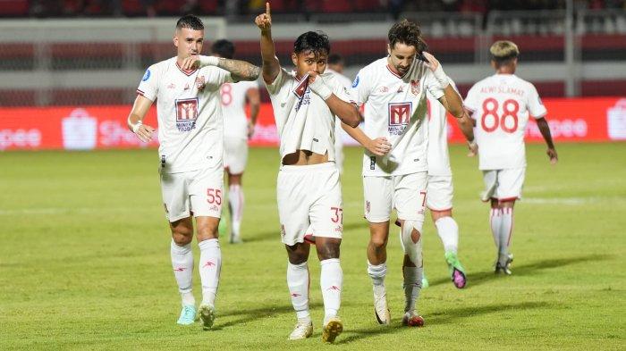 KOMPETISI: Selebrasi gol bek kiri Malut United Firman Ramadhan (tengah) kegawang Persita Tangerang pada lanjutan Liga 1 2024-2025 pekan ke 27 yang berlangsung di Stadion Gelora Kie Raa, Ternate, Rabu (12/3/2025). Duel ini berkesudahan 2-1 untuk kemenangan Laskar Kie Raha