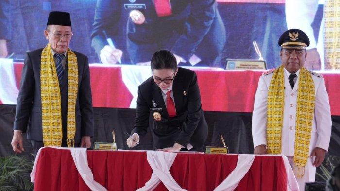 JABATAN: Gubernur Maluku Utara Sherly Laos melakukan penandatanganan dalam sertijab Bupati dan Wakil Bupati Halmahera Utara 2025-2030, Senin (24/3/2025).