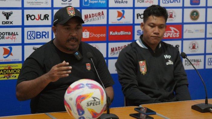 Head Coach Malut United, Imran Nahumarury (kiri) didampingi Wahyu Prasetyo (kanan) pada sesi jumpa pers usai laga melawan Madura United
