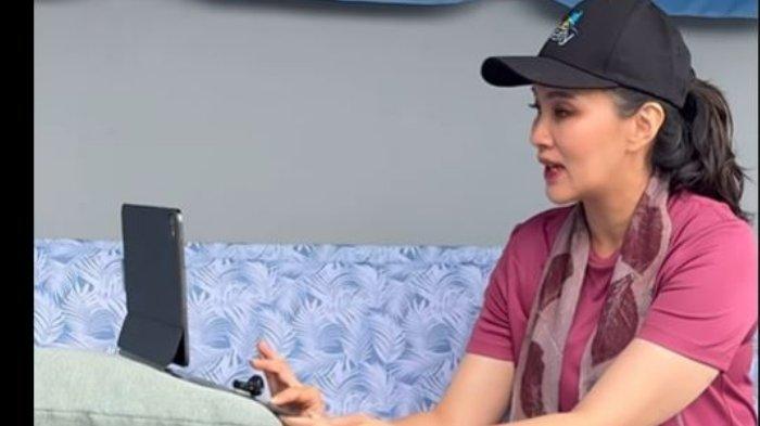 Gubernur Maluku Utara, Sherly Laos atau Sherly Tjoanda sedang berkomunikasi dengan Kepala Puskesmas Batang Dua, Yulianus Belian Ali, Mei 2025. Gambar tangkap layar diambil dari Instagram.com/@s_tjo pada 12 Mei 2025.