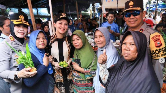 LEBARAN: Kapolda Maluku Utara Brigjen Pol Waris Agono bersama Gubernur Maluku Utara Sherly Laos tinjau Pasar Higienis Bahari Berkesan Ternate, Kamis (27/3/2025). Giat dimaksud agar masyarakat bisa mendapat kebutuhan pokok dengan harga terjangkau.