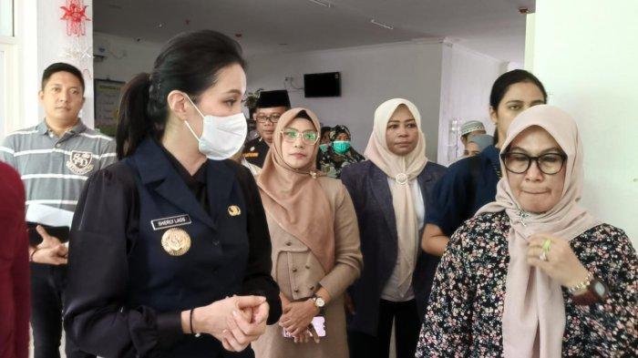 KUNJUNGAN - Gubernur Malut Sherly Laos didampingi Wagub Sarbin Sehe, Sekprov Samsuddin dan Kadinkes Alwia Asaggaf berada di lantai 4 ruang ICU RSUD Chasan Boesoerie. Sherly Laos menjenguk Abdul Ghani Kasuba, Jumat (7/3/2025).