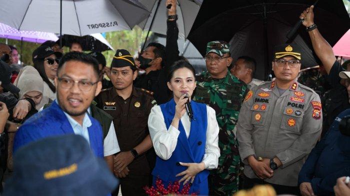 PROGRAM: Gubernur Maluku Utara Sherly Laos berbicara saat melakukan kunjungan di rumah anak stunting di Desa Tabobo, Halmahera Utara