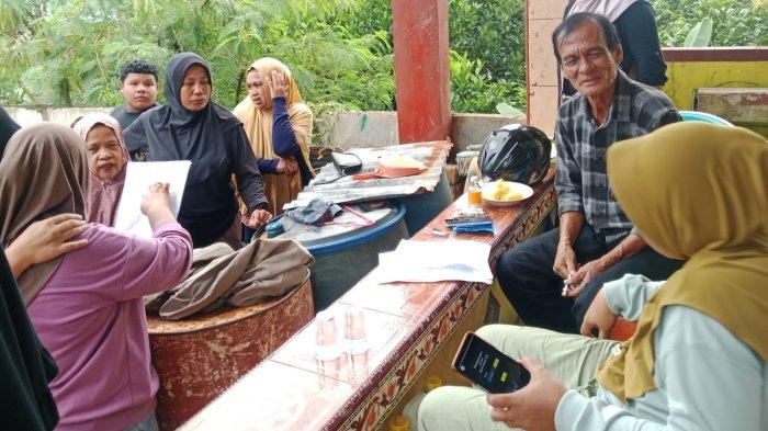 JATAH: Anggota DPRD Kota Ternate Nurjaya Hi Ibrahim saat melakukan sidak di lokasi. Sabtu, (31/5/2025)