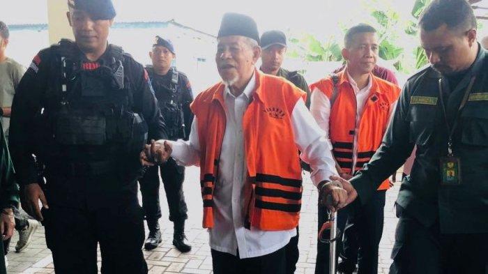 HUKUM: Terdakwa mantan Gubernur Maluku Utara, Abdul Ghani Kasuba swaktu memasuki rung sidang di Pengadilan Negeri Ternate, Rabu (7/8/2024)