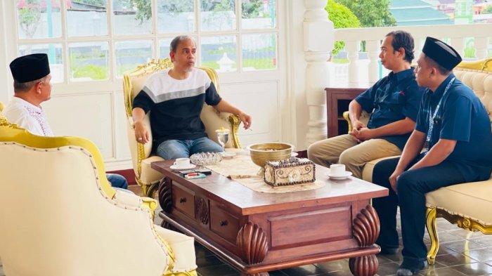 BERSUA: Suasana bincang bebas antara Sultan Ternate, Hidayat M Sjah dengan Pemimpin Redaksi Regional Manado-Ternate-Gorontalo, Jumadi Mappanganro dan Business Manager Tribunternate.com, Abdul Rahman dengan, Senin (13/5/2024)