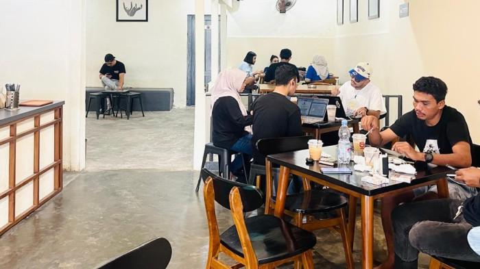 NONGKRONG: Area dalam Sini Kopi di Kelurahan Santiong, Ternate Tengah, Maluku Utara