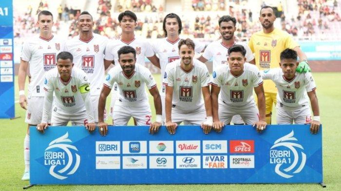 KOMPETISI: Skuad Malut United saat melawan Persis Solo pada pekan ke 28 Liga 1 2024-2025 di Stadion Manahan, Solo, (12/4/2025)
