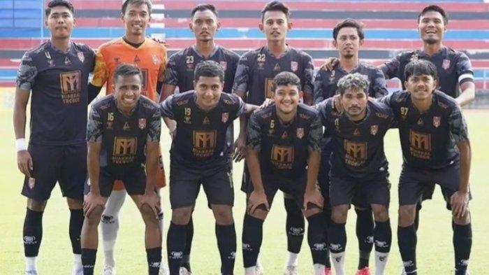 Skuat Malut United FC pada laga uji coba kontra Nusantara FC