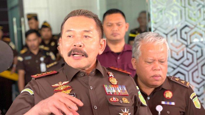 HUKUM: Jaksa Agung ST Burhanuddin saat diwawancarai sejumlah awak media saat kunjungan kerjanya di Kota Ternate, Maluku Utara, Rabu (18/6/2025)