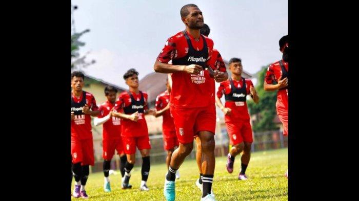 KOMPETISI: Suasana latihan Malut United FC beberapa waktu lalu. Di mana klub asuhan Imran Nahumarury ini tengah berlatih tactical jelang Kick Off Liga 2 September besok, Senin (28/8/2023). (instagram/@malut.united)
