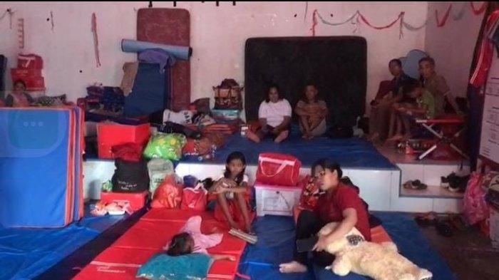 BENCANA: Suasana di salah satu Pos Pengungsi erupsi Gunung Ibu di Halmahera Barat, Maluku Utara, Selasa (21/1/2025)