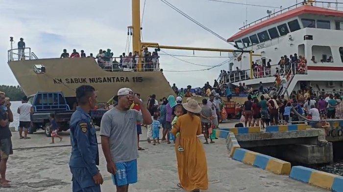 PELAYARAN: Suasana penumpang KM Sabuk Nusantara di Pelabuhan Ahmad Yani, Ternate, Maluku Utara, Selasa (7/1/2025)