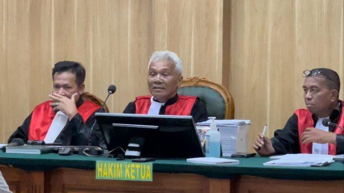 HUKUM: Tampak Hakim Ketua Rommel Franciskus Tampubolon sedang memberikan pertanyaan kepada para saksi pada sidang dugaan Korupsi Gubernur Maluku Utara Nonaktif Abdul Ghani Kasuba, Rabu (13/3/2024)